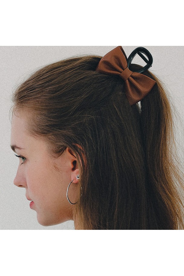 제이로렌 슬릭 레더 미니 리본 집게핀 H01495-1은 여성스러운 무드를 연출하는 헤어 액세서리입니다. 부드러운 인조가죽과 셀룰로이드 소재로 제작되어 은은한 광택과 고급스러운 텍스처를 선사합니다. 미니 사이즈의 리본 디자인이 돋보이며, 브라운과 블랙 두 가지 색상으로 제공되어 어떤 스타일에도 심플하게 매치할 수 있습니다. 데일리 스타일링에 포인트를 더하고 싶을 때 유용하며, 집게핀 형태로 간편하게 착용할 수 있습니다. 내구성이 뛰어나 오랫동안 사용 가능하며, 미니멀, 클래식, 걸리시 스타일을 즐겨 입는 분들께 추천합니다.
