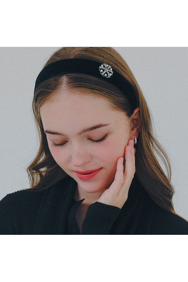 벨벳 진주 큐빅 눈꽃 헤어밴드 H01484는 여성스러운 매력을 극대화해주는 헤어 액세서리입니다. 부드러운 블랙 벨벳 소재에 큐빅과 진주, 눈꽃 장식이 어우러져 화려하고 우아한 분위기를 연출합니다. 가을, 겨울 시즌에 특히 잘 어울리며, 데이트룩, 파티룩에 포인트 아이템으로 활용하기 좋습니다. Free Size로 제작되어 편안하게 착용할 수 있으며, 너비 2.5cm, 무게 28.4g으로 가볍습니다. 클래식, 로맨틱, 미니멀 스타일 모두 소화 가능한 활용도 높은 헤어밴드입니다.
