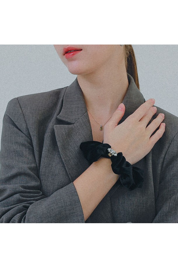 벨벳 큐빅 플라워 스크런치 H01486은 여성스러운 스타일을 완성하는 헤어 액세서리입니다. 부드러운 벨벳 소재에 큐빅과 진주, 리본 장식이 더해져 우아하고 화려한 분위기를 연출합니다. 블랙 컬러의 무지 바탕에 플라워 패턴이 섬세하게 디자인되어 있으며, 가을, 겨울철 모임룩이나 파티룩에 포인트를 더하기 좋습니다. 일상에서도 고급스러운 스타일을 연출하거나, 소중한 분께 선물하기에도 좋은 아이템입니다. 곱창밴드 형태로 제작되어 머리에 간편하게 착용할 수 있으며, 부드러운 촉감으로 편안함을 선사합니다.
