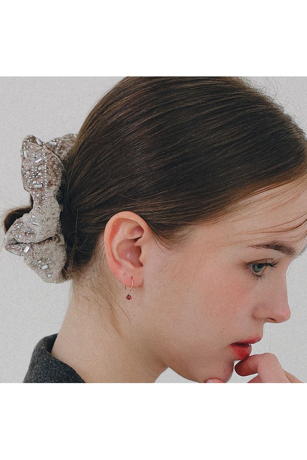 플러피 큐빅 도트 스크런치 H01494는 여성스러운 스타일을 완성하는 헤어 액세서리입니다. 벨벳 소재에 큐빅 도트 패턴이 더해져 화려하고 우아한 무드를 연출합니다. 블랙과 그레이 두 가지 색상으로 제공되며, 부드러운 촉감이 특징입니다. 일상룩은 물론, 모임룩에도 포인트 아이템으로 활용하여 매력적인 스타일을 완성해보세요. 스크런치, 즉 곱창밴드 형태로 제작되어 편안하게 착용할 수 있습니다.
