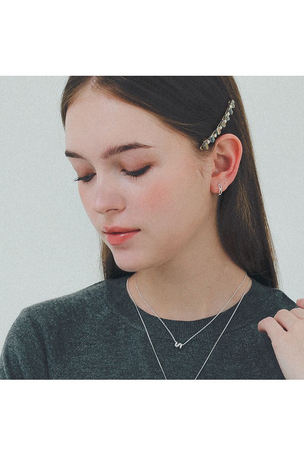 크리스탈 컬러큐빅 페블 자동핀 H01479는 여성스러운 매력을 더해줄 헤어핀입니다. 황동(Brass)과 크리스탈(Crystal) 소재를 사용하여 고급스러움을 더했으며, 무니켈 도금으로 알러지 걱정 없이 착용할 수 있습니다. 실버와 멀티 컬러의 큐빅과 페블 무늬가 은은하게 빛나며, 우아하고 화려한 스타일을 연출합니다. 자동핀 타입으로 간편하게 착용 가능하며, 모임룩, 파티룩, 데이트룩에 포인트 아이템으로 활용하기 좋습니다. 클래식, 로맨틱, 걸리시한 스타일을 즐겨 입는 여성분들께 추천합니다.
