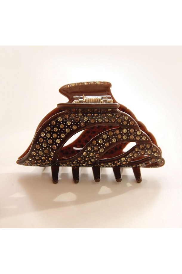 "웨이브 크루아상 큐빅 집게핀 Bh0971"은 우아하고 화려한 스타일을 연출하는 헤어 액세서리입니다. 브라운과 블랙 두 가지 컬러로 제공되며, 큐빅 장식이 돋보이는 웨이브 쉐입 디자인이 특징입니다. 프랑스 셀룰로오스, 큐빅, 금박 소재를 사용하여 고급스러운 느낌을 더했으며, 핸드메이드 느낌과 천연석의 은은한 분위기를 자아냅니다. 모임룩, 파티룩, 클래식, 미니멀, 로맨틱 등 다양한 TPO와 스타일에 포인트를 줄 수 있는 아이템입니다. 사계절 내내 활용 가능한 실용적인 집게핀입니다.
