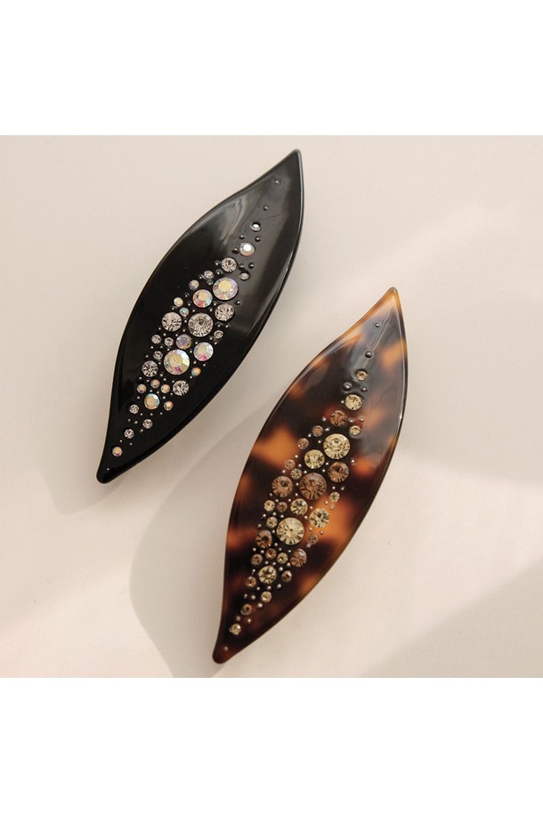 "프랑스 나뭇잎 큐빅 자동핀 Bh0973"는 여성의 아름다움을 더욱 돋보이게 해줄 자동핀입니다. 브라운과 블랙 두 가지 색상으로 출시되어 모던하고 우아한 스타일을 연출하며, 셀룰로오스와 큐빅 소재로 제작되었습니다. 나뭇잎 모양에 큐빅 장식이 더해져 섬세하고 로맨틱한 분위기를 선사하며, 모임룩이나 데이트룩에 포인트를 더하기 좋습니다. 클래식, 미니멀, 로맨틱 등 다양한 스타일에 자연스럽게 어울립니다.
