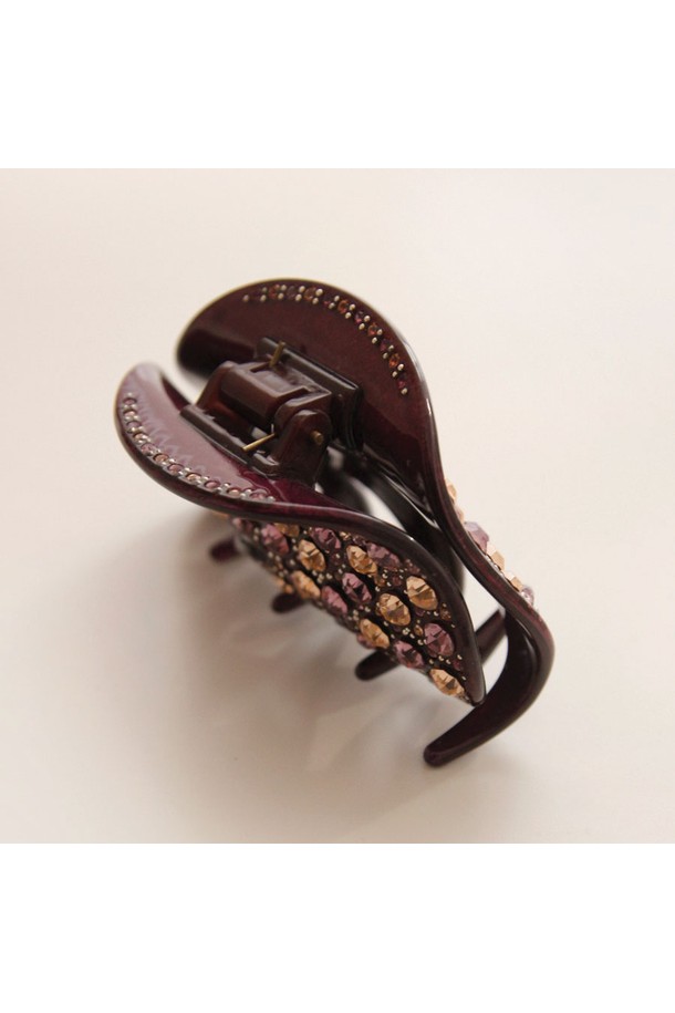 "퍼플 스왈 큐빅 집게핀 Bh0974"는 여성스러운 매력을 더해줄 헤어 액세서리입니다. 큐빅과 스왈로브스키 디테일이 더해진 퍼플 컬러의 집게핀으로, 우아하고 화려한 스타일을 연출합니다. 셀룰로오스와 큐빅 소재로 제작되었으며, 8.2cm x 4.2cm 크기로 다양한 헤어스타일에 활용 가능합니다. 일상, 포인트, 헤어 스타일링 등 다용도로 사용 가능하며, 모임룩, 파티룩에 시크하고 클래식한 포인트를 더해줍니다. 도트 및 기하학적 패턴이 돋보이는 디자인으로, 봄, 여름, 가을, 겨울 계절에 관계없이 당신의 헤어스타일을 돋보이게 해줍니다.
