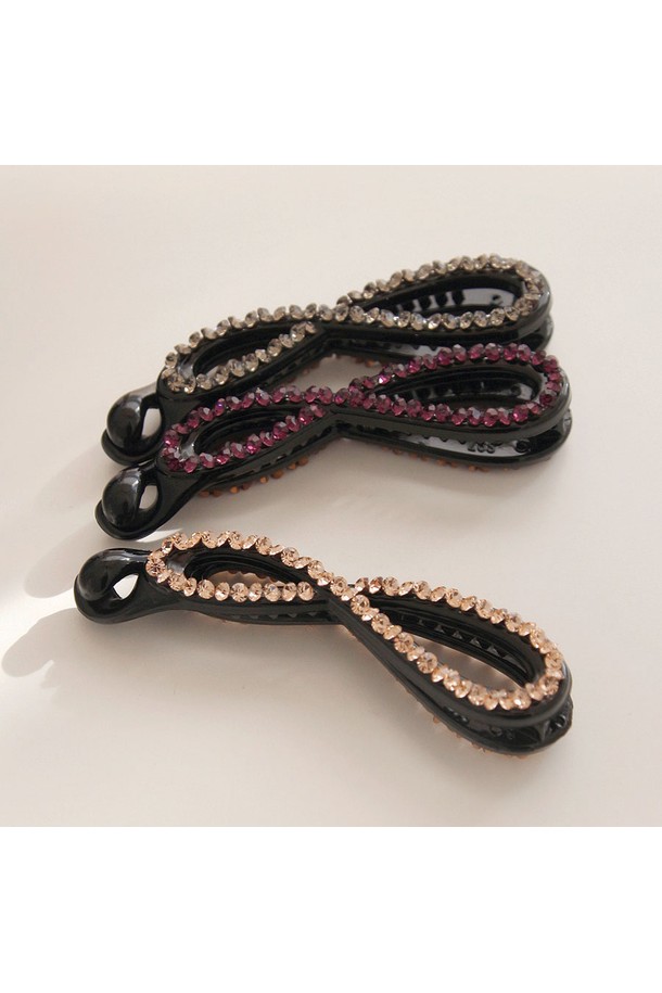 Bh0975 인피니티 큐빅 바나나핀은 여성용 헤어 액세서리로, 시크하고 미니멀한 스타일을 연출합니다. 그레이, 퍼플, 피치 3가지 색상으로 제공되며, 셀룰로오스와 금박 소재를 사용하여 고급스러움을 더했습니다. 큐빅 장식이 포인트로 더해져 심플하면서도 세련된 분위기를 자아냅니다. 일상에서 간편하게 헤어 스타일링을 완성할 수 있는 바나나핀입니다.
