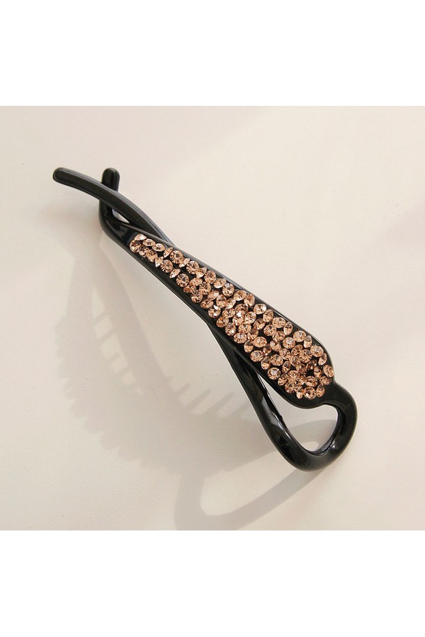 "큐빅 반묶음 스몰 바나나핀 Bh0976"은 여성스러운 스타일을 완성해 줄 바나나핀입니다. 피치와 멀티 컬러로 제공되며, 큐빅 장식이 포인트로 더해져 시크하면서도 우아한 분위기를 연출합니다. 셀룰로오스와 큐빅 소재로 제작되어 고급스러움을 더하며, 반묶음 스타일에 활용하기 좋은 스몰 사이즈입니다. 데이트룩, 모임룩, 소개팅룩 등 다양한 TPO에 매치하여 스타일리시함을 강조할 수 있습니다. 봄, 여름, 가을, 겨울 사계절 내내 착용 가능하며, 핸드메이드 느낌으로 특별함을 더했습니다.
