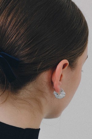 쿼터 플랫 링클 실버 귀걸이 M04068