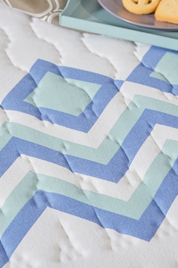 이메텍 이탈리아 전기요 프리미엄 싱글 1인용 IMO-667A (격자)는 침실, 거실, 캠핑 등 다양한 공간에서 활용 가능한 순면 소재의 전기요입니다. 화이트와 블루 두 가지 색상으로 제공되며, 격자 무늬 디자인이 특징입니다. 6단계 온도 조절과 자동 온도 조절, 타이머, 메모리 기능으로 편리하게 사용할 수 있으며, 과열 방지, 미끄럼 방지 기능으로 안전성을 높였습니다. 220-240V, 50/60Hz 전압에서 150W 소비전력으로 작동하며, LED 디스플레이와 경량 디자인으로 사용 편의성을 더했습니다. '오코텍스 스탠다드 100' 인증을 획득하여 안심하고 사용할 수 있습니다.
