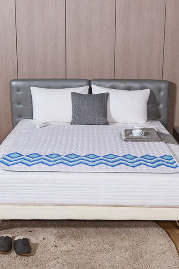 이메텍 이탈리아 전기요 프리미엄 더블 2인용 IMO-668A (격자)는 순면 소재의 2인용 전기요입니다. 격자 무늬 디자인으로, 침실, 거실, 캠핑 등 다양한 공간에서 활용 가능합니다. 6단계 온도 조절, 좌우 분리 난방, 타이머, 미끄럼 방지 기능으로 안전하고 편리하게 사용할 수 있습니다. 5중 구조 열선과 두한족열 디자인으로 따뜻함을 더하며, 공기 순환용 에어홀과 LED 자동 밝기 조절 기능도 갖췄습니다. 오코텍스 스탠다드 100 인증을 받아 안심하고 사용할 수 있으며, 2x150W 전력 소비, 220-240V 전압으로 작동합니다.
