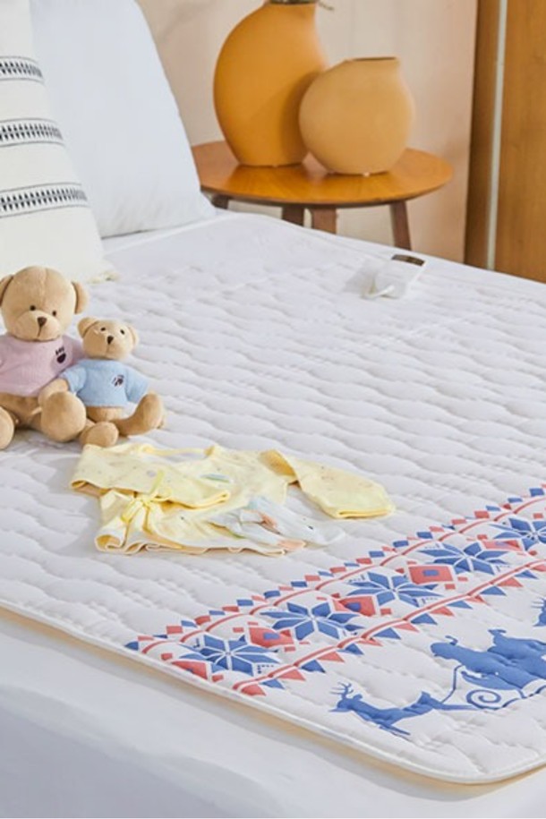 이메텍(Imetec) 이탈리아 전기요 프리미엄 더블 2인용 IMO-909 (산타)는 면 소재에 산타와 크리스마스 무늬가 특징인 전기요입니다. 6단계 온도 조절, 6/9/12시간 타이머 설정, 좌우 분리 난방 기능을 갖춰 편리합니다. 과열 방지, 누전 차단 등 안전 기능을 통해 안심하고 사용할 수 있으며, LED 자동 밝기 조절과 미끄럼 방지 기능으로 실용성을 높였습니다. 침실, 거실, 캠핑 등 다양한 공간에서 활용 가능하며, 5중 구조 열선과 에어홀 통기성으로 쾌적한 사용감을 선사합니다.
