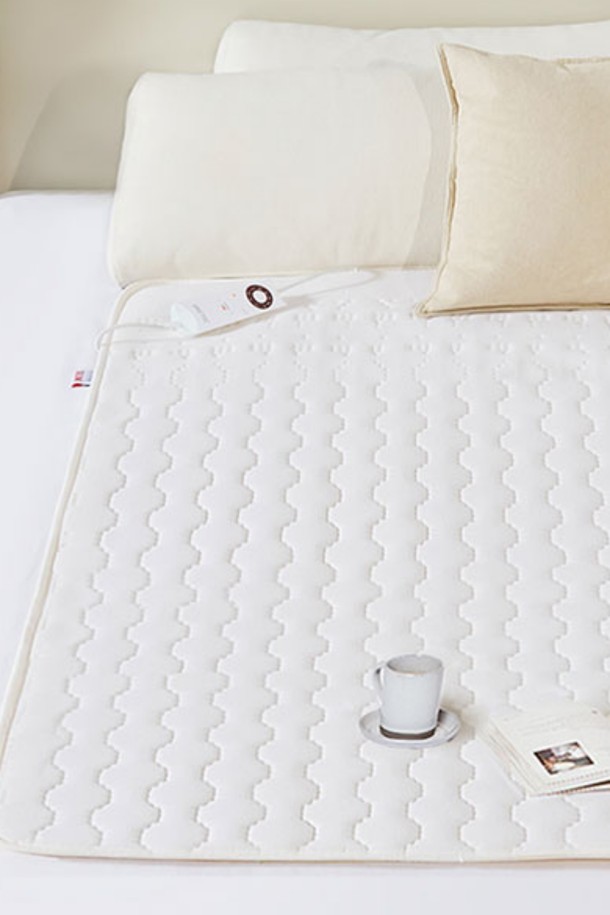 이메텍 이탈리아 전기요 프리미엄 싱글 1인용 IMI-003 (무지)는 부드러운 소프트맥시 소재의 화이트 색상 무지 디자인으로, 침실 및 캠핑에서 활용하기 좋습니다. 5단계 온도 조절, 12시간 타이머, 5중 구조 특수 열선, 전자파 차단 기능을 갖춰 안전하고 쾌적한 사용 환경을 제공합니다. 얇은 두께와 통기성, 에어홀 설계로 편안한 잠자리를 선사하며, EESS 안전 시스템, EMF 인증, 오코텍스 인증을 획득하여 안심하고 사용할 수 있습니다. 220-240V, 150W의 전압으로 작동하며 6시간 사용 시 약 55W의 소비전력으로 효율적입니다. 무봉제 답축 방식으로 제작되어 이동과 보관이 용이합니다.
