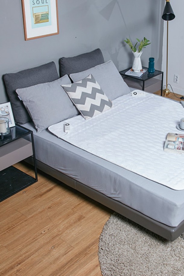 이메텍(Imetec) 이탈리아 전기요 프리미엄 더블 2인용 IMI-004 (무지)는 부드러운 소프트 맥시 소재와 화이트 색상의 무지 디자인으로 침실 및 캠핑에서 사용하기 적합한 제품입니다. 5단계 온도 조절과 12시간 타이머 기능을 통해 원하는 온도를 설정하고, 과전류, 과열 방지 및 자동 전원 차단 기능으로 안전하게 사용할 수 있습니다. 좌우 분리 난방이 가능하며, 무봉제 열합축 방식, 에어홀 통기성, 두한주열 설계를 통해 쾌적한 사용감을 제공합니다. 220-240V의 정격 전압과 2x45W의 소비전력으로 작동하며, 물세탁이 가능하고 오코텍스(Oeko-Tex) 인증을 받아 안심하고 사용할 수 있습니다.
