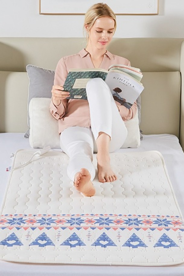 이메텍 이탈리아 전기요 프리미엄 싱글 1인용 IMO-914A (트리)는 순면 소재의 화이트 색상 전기요입니다. 트리 패턴 디자인과 6단계 온도 조절, 6-9-12시간 타이머, 메모리 기능, 자동 온도 조절 기능을 갖춰 편안한 겨울밤을 선사합니다. 자가 오류 진단, 미끄럼 방지, 과열 방지 기능으로 안전하게 사용할 수 있으며, 두한족열 사이즈 설계로 따뜻함을 더했습니다. 150W의 전력 소비로 효율적이며, 오코텍스 스탠다드 100 인증, 라돈 및 유해물질 테스트, 전자기장 테스트를 완료하여 안심하고 사용할 수 있습니다.
