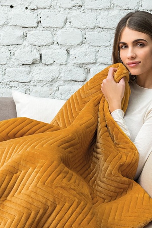 이탈리아 전기담요 전기이불 오버블랑켓 GOK-920 (골드)는 추운 겨울, 따뜻함을 선사하는 실내 난방 필수템입니다. 부드러운 폴리에스테르와 플리스 소재, 지그재그 패턴의 골드 컬러 디자인으로 따뜻하고 아늑한 분위기를 연출합니다. 얇은 두께로 제작되어 캠핑, 여행 시에도 간편하게 사용 가능하며, 6단계 온도 조절, 1-3-9시간 타이머, LED 디스플레이, 5중 구조 열선, 에어홀 통기성 등 다양한 기능을 제공합니다. 자동 온도 조절, 타이머, 메모리 기능 및 급속 히팅 기능으로 편리하게 사용할 수 있으며, 과열 방지 및 전자파 억제 기능으로 안전하게 사용할 수 있습니다. 정격전압 220~240V, 소비전력 150W로 월 전기 사용량은 약 3,000원대로 경제적입니다.
