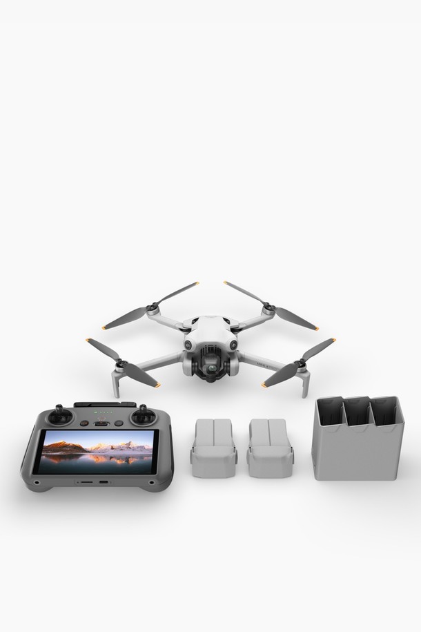 [DJI] Mini 4 Pro 플라이 모어 콤보 플러스 (DJI RC 2)는 249g 이하의 가벼운 무게로 휴대성이 뛰어난 드론입니다. 4K 60fps 촬영, 48MP 카메라, 1/1.3인치 CMOS 센서를 탑재하여 고품질의 항공 촬영이 가능하며, 360° 장애물 감지, ActiveTrack 3.0, MasterShot 등의 다양한 기능으로 창의적인 촬영을 지원합니다. 최대 34~45분 비행시간과 20km 전송 거리를 자랑하며, 플러스 배터리 사용 시 더욱 넉넉한 비행이 가능합니다. 접이식 구조에 그레이, 화이트 색상으로 제공되며, 전문가 및 아마추어 모두 사용하기 적합합니다.
