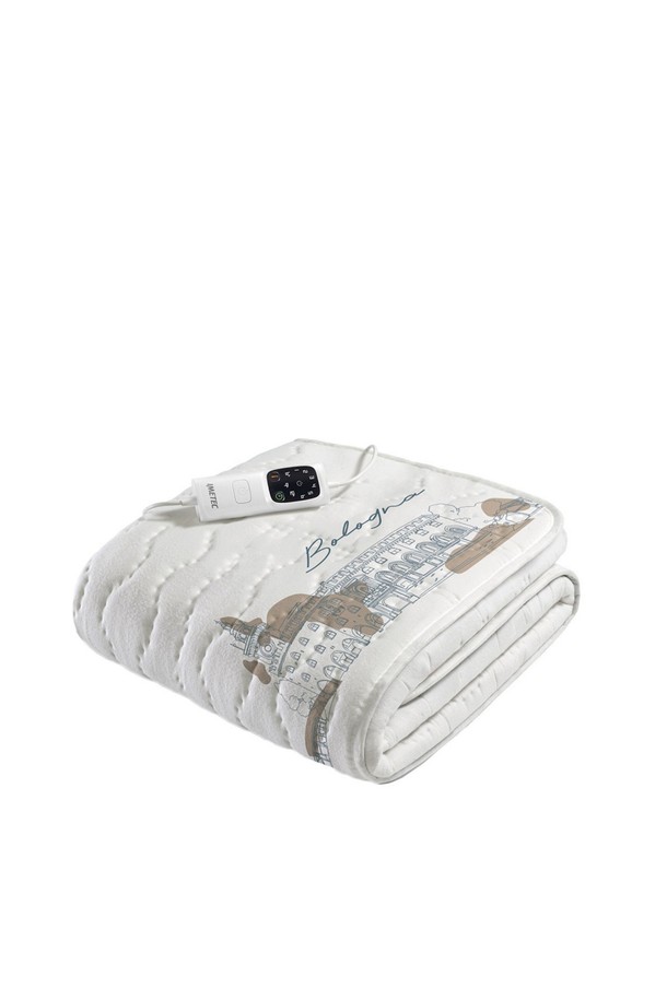 이메텍 이탈리아 전기요 프리미엄 싱글 1인용 IMB-095(볼로냐)는 부드러운 면 소재로 제작되어 포근한 잠자리를 제공합니다. 이탈리아 랜드마크 패턴의 화이트 색상 디자인은 침실 분위기를 더욱 아늑하게 만들어줍니다. 5중 발열선 구조와 6단계 온도 조절 기능으로 원하는 온도를 섬세하게 설정할 수 있으며, LED 디스플레이로 편리하게 확인할 수 있습니다. 과열 방지, 전자파 차단, 안전 인증을 받아 안심하고 사용할 수 있으며, 타이머 기능과 메모리 기능으로 더욱 편리하게 사용할 수 있습니다. 초슬림 디자인과 미끄럼 방지 기능, EMF 차단 기술, 통기구가 적용되어 실내에서 겨울철 따뜻하게 사용하기 좋습니다.
