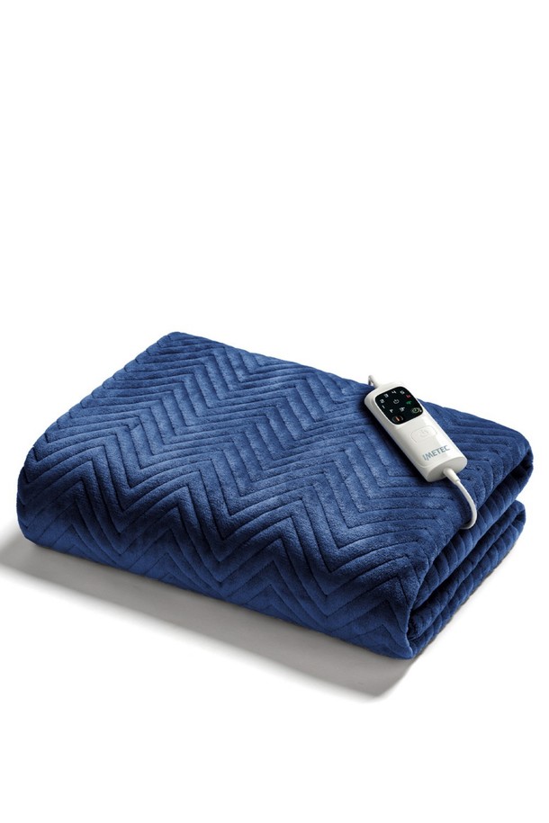 이탈리아에서 제조된 GOK-098 블루 색상의 전기담요입니다. 부드러운 벨벳 소재와 지그재그 패턴의 디자인으로 침실, 거실, 사무실, 캠핑 등 다양한 공간에서 활용 가능합니다. 6단계 온도 조절, 1-3-9시간 타이머, 자동 밝기 조절, 과열방지, 누전차단, 자동 전원 차단, 메모리 기능 등 안전하고 편리한 기능을 갖췄습니다. KC 안전인증, DEKRA 전자파 안전 테스트, 라돈/토론 안전 테스트를 통과하여 안심하고 사용할 수 있으며, 저전력 소비(150W)로 경제적입니다. 초슬림 디자인과 휴대성을 갖춘 이탈리아 전기이불로 따뜻하고 편안한 겨울을 맞이하세요.
