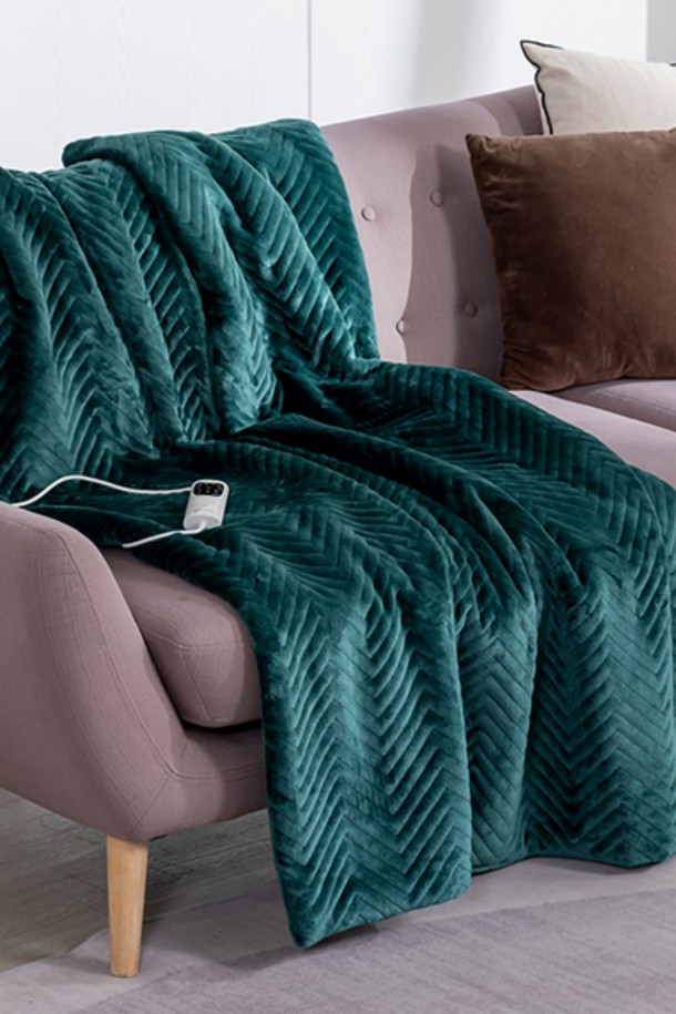 이탈리아 전기담요 전기이불 오버블랑켓 GOK-097 (그린)은 부드러운 폴리에스테르 소재의 얇은 두께로 제작되어 포근한 촉감을 선사합니다. 지그재그 패턴 디자인과 그린 컬러가 돋보이며, 실내 및 캠핑 어디에서든 활용 가능합니다. 6단계 온도 조절, 1/3/9시간 타이머, LED 디스플레이, 메모리 기능 등 다양한 편의 기능을 갖추었습니다. 안전을 위해 과열방지, 누전방지, 자동 전원 차단, 저온화상 방지 기능을 제공하며, 전자파 안전 인증을 받아 안심하고 사용할 수 있습니다. 공기순환 구조로 쾌적함을 더한 전기담요입니다.
