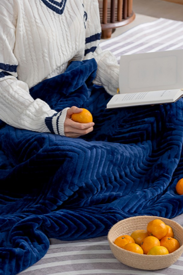 이탈리아에서 제조된 GOK-098 블루 색상의 전기담요입니다. 부드러운 벨벳 소재와 지그재그 패턴의 디자인으로 침실, 거실, 사무실, 캠핑 등 다양한 공간에서 활용 가능합니다. 6단계 온도 조절, 1-3-9시간 타이머, 자동 밝기 조절, 과열방지, 누전차단, 자동 전원 차단, 메모리 기능 등 안전하고 편리한 기능을 갖췄습니다. KC 안전인증, DEKRA 전자파 안전 테스트, 라돈/토론 안전 테스트를 통과하여 안심하고 사용할 수 있으며, 저전력 소비(150W)로 경제적입니다. 초슬림 디자인과 휴대성을 갖춘 이탈리아 전기이불로 따뜻하고 편안한 겨울을 맞이하세요.
