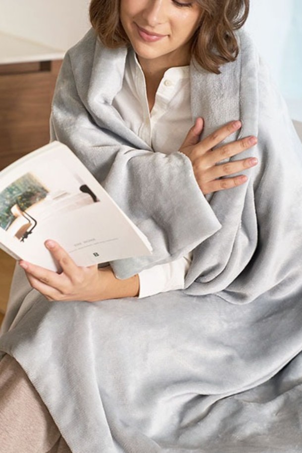 따뜻하고 포근한 겨울을 위한 이탈리아 전기담요 전기이불 오버블랑켓 GOK-188 (그레이)입니다. 초경량 폴리에스테르 소재로 제작되어 휴대성이 뛰어나며, 5중 발열선 구조로 꼼꼼하게 따뜻함을 전달합니다. 6단계 온도 조절과 타이머 기능(1-3-9시간)으로 원하는 만큼 섬세하게 사용 가능하며, 자동 온도 조절, 메모리 기능, 자동 밝기 조절, 과열방지, 누전방지, EMF 저감 등 안전 기능까지 갖췄습니다. KC 안전인증, DEKRA 인증, KOTITI 테스트, EESS 안전 시스템을 통과하여 안심하고 사용할 수 있으며, 150W 전력으로 220-240V 전압에서 작동합니다. 스마트 컨트롤러와 LED 디스플레이를 통해 편리하게 사용할 수 있는 겨울철 필수 아이템입니다.
