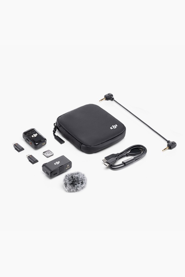 DJI(디제이아이) Mic 2 (1 TX+1 RX)(FCC)는 인터뷰, 라이브 방송, 브이로그, 다큐멘터리 촬영에 적합한 무선 마이크입니다. Pearl White(펄 화이트)와 Shadow Black(섀도우 블랙) 두 가지 색상으로 출시되었으며, 듀얼 채널 녹음, 32비트 플로트 내부 녹음, 지능형 노이즈 캔슬링 기능을 제공합니다. 1.1인치 OLED 디스플레이와 터치스크린 제어를 통해 편리하게 사용할 수 있으며, 자동 페어링과 다중 녹음 모드를 지원합니다. 8GB 저장 용량에 최대 6시간 사용 가능하며, 70분 충전으로 송수신기, 160분 충전으로 충전케이스를 완충할 수 있습니다. USB-C, Lightning, 3.5mm TRS 아날로그 출력, 블루투스 연결을 지원하며 최대 250m (FCC) 전송 범위와 48kHz 24-bit 오디오 품질을 제공합니다. 자석 클립 디자인과 충전 케이스를 포함하여 휴대성과 편의성을 높였습니다.
