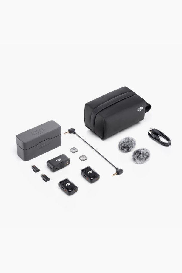 DJI(디제이아이) Mic 2는 인터뷰, 라이브 방송, 브이로그 등 다양한 용도로 활용 가능한 무선 마이크입니다. Shadow Black, Pearl White 두 가지 색상으로 출시되었으며, 1.1인치 OLED 터치스크린과 컴팩트한 충전 케이스를 갖춘 세련된 디자인이 특징입니다. 최대 250m(FCC 기준)의 전송 범위와 6시간의 배터리 수명, 8GB 저장 용량을 지원하며, 48kHz/24-bit 오디오 품질로 선명한 녹음이 가능합니다. 노이즈 캔슬링, 듀얼 채널 녹음, 실시간 모니터링, 블루투스 연결 기능, USB-C 및 Lightning 호환을 통해 편리하게 사용할 수 있습니다.
