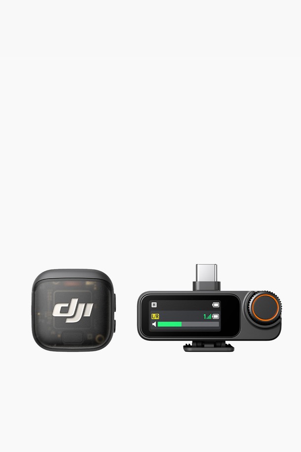 DJI (디제이아이) Mic 3 (1 TX + 1 RX)는 영상 제작 및 녹음을 위한 무선 마이크 시스템입니다. 블랙과 그레이 두 가지 색상으로 제공되며, 플라스틱과 금속 소재를 사용하여 제작되었습니다. 옴니디렉셔널 마이크, 노이즈 캔슬링, 32GB 내장 메모리, 400m 전송 범위, 8-10시간 배터리, 32비트/24비트 오디오, 듀얼 밴드 간섭 방지 등 다양한 기능을 제공합니다. 송신기 1개, 수신기 1개, 충전 케이스, 마그네틱 충전 케이블, 스마트폰 어댑터, 윈드스크린, 마그네틱 클립, 휴대용 가방 등으로 구성되어 있어 편리하게 사용할 수 있습니다. 터치스크린 제어, 블루투스 연결, 자동 게인 조절, 빠른 충전 등의 편의 기능도 갖추었습니다.

