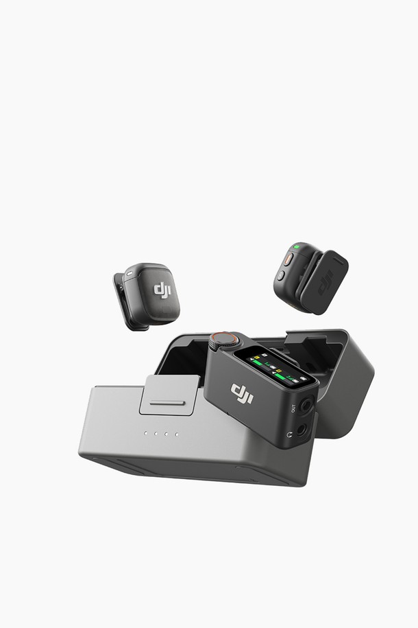 DJI Mic 3 (2 TX + 1 RX + 충전 케이스)는 브이로그, 라이브 스트리밍, 상업용 촬영, 인터뷰에 최적화된 무선 마이크입니다. 무지향성 마이크, 자동 게인 조절, 노이즈 캔슬링 기능을 통해 깨끗하고 선명한 음질을 제공하며, 듀얼 밴드 간섭 방지 기능으로 안정적인 오디오 전송이 가능합니다. 최대 400m의 전송 거리와 32GB 저장용량을 지원하며, 블루투스 5.4를 통해 연결됩니다. 송신기 8시간, 수신기 10시간 사용 가능하며, 50분 충전으로 빠르게 사용할 수 있습니다. 구성품으로는 송신기, 수신기, 충전 케이스, 마그네틱 클립, 윈드스크린, USB-C 케이블, 오디오 어댑터, 운반 백이 포함되어 있습니다.
