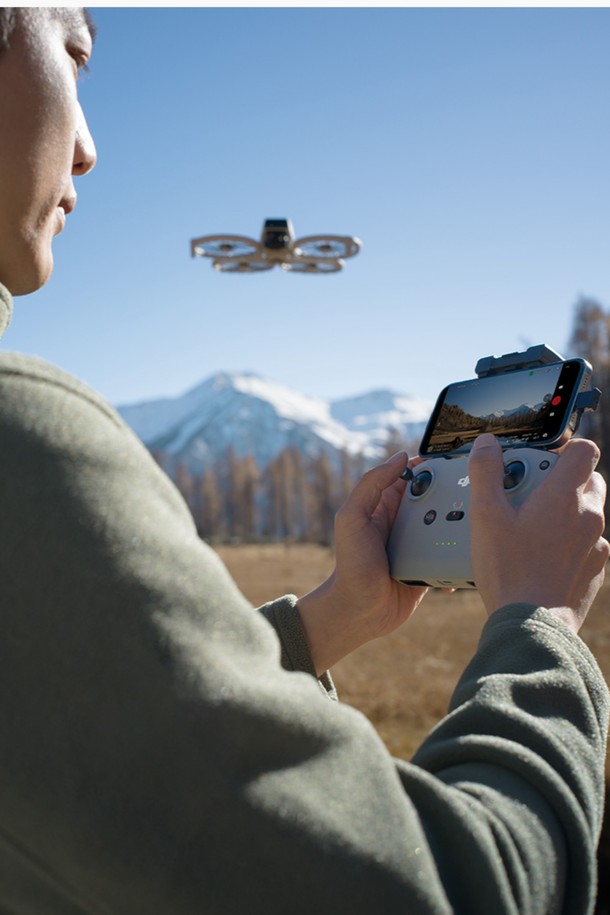 DJI 플립은 브이로그, 항공 사진, 일상 기록 등을 위한 드론/카메라입니다. 3축 짐벌 안정화, ActiveTrack 4.0 피사체 추적, 자동 미화 기능 등 다양한 기능을 제공합니다. 4K@60fps 또는 FHD@100fps 해상도로 촬영이 가능하며, 12mm(1/1.3") CMOS 센서를 탑재했습니다. 최대 31분 비행, 14km 비행거리, 10.7m/s 내풍 가능하며, 249g 이하 초경량에 접이식 디자인으로 휴대성을 높였습니다.
