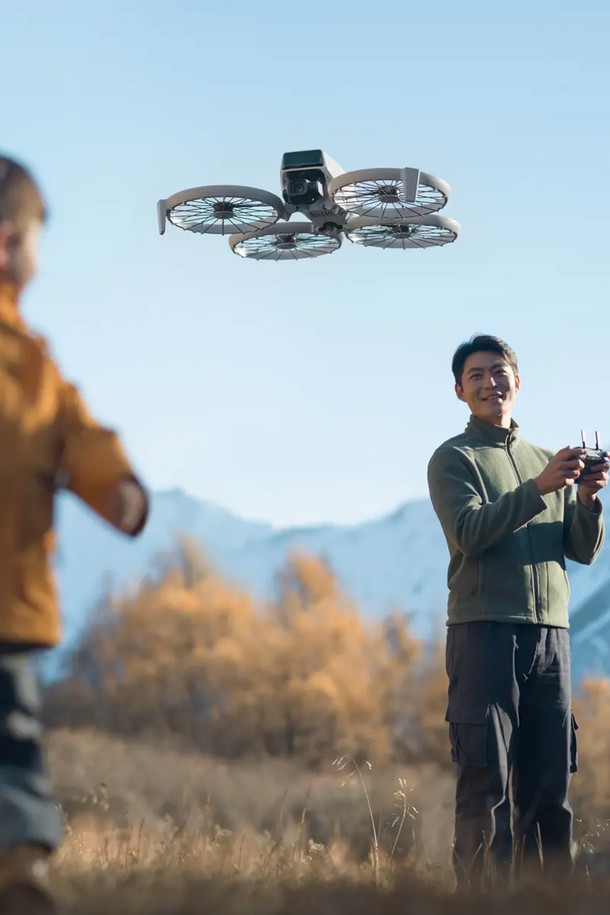 DJI 플립 (RC 2)는 4K 60fps 촬영, 48MP 사진, 82.1° FOV, f/1.7 조리개 카메라 사양을 갖춘 드론 카메라입니다. 3축 짐벌 안정화, 장애물 감지, ActiveTrack 4.0, MasterShot 등 다양한 기능을 제공하여 안정적인 항공 촬영과 브이로그, 스포츠, 풍경 촬영에 적합합니다. 최대 비행시간 31분, 최대 비행거리 14km를 지원하며, 접이식 디자인에 249g 이하의 가벼운 무게로 휴대성이 뛰어납니다. GPS, Galileo, BeiDou 위성 시스템과 Wi-Fi를 지원하며, 화이트와 그레이 두 가지 색상으로 출시됩니다.
