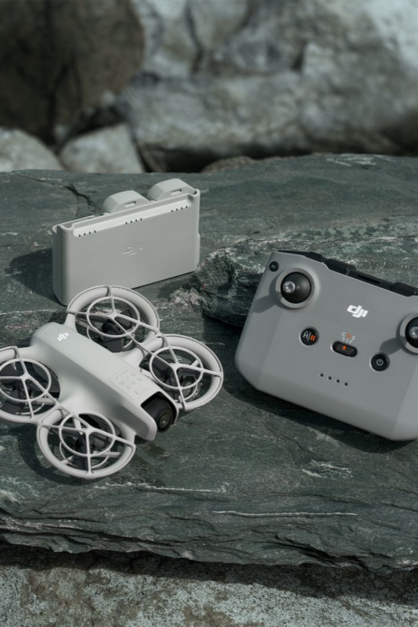 [DJI] Neo (네오) 플라이모어 콤보는 브이로그, 여행, 가족 일상, 운동 등 다양한 촬영에 적합한 드론입니다. 플라스틱과 금속 소재로 제작되었으며, 화이트와 그레이 두 가지 색상으로 출시되었습니다. 135g의 초경량 디자인에 최대 18분 비행이 가능하며, 4K 촬영을 지원합니다. 손바닥 제어, 피사체 추적, 1축 전동식 짐벌 등 다양한 기능으로 더욱 간편하고 안정적인 촬영을 돕습니다. 구성품으로는 기체 본체, 배터리, 프로펠러 가드, 예비 프로펠러 등이 포함되어 있습니다.
