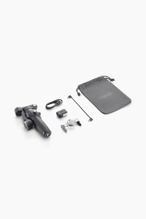 DJI(디제이아이) Osmo Mobile 7P는 스마트폰 촬영의 안정성을 높여주는 스마트폰 짐벌입니다. 블랙과 그레이 색상으로 출시되었으며, 3축 안정화 기술을 통해 흔들림 없는 영상을 제공합니다. 본체, 삼각대, 보관용 파우치로 구성되어 있으며, 폴더블 디자인으로 휴대성이 뛰어납니다. 스마트폰과 호환되어 언제 어디서든 고품질의 영상을 손쉽게 촬영할 수 있습니다.
