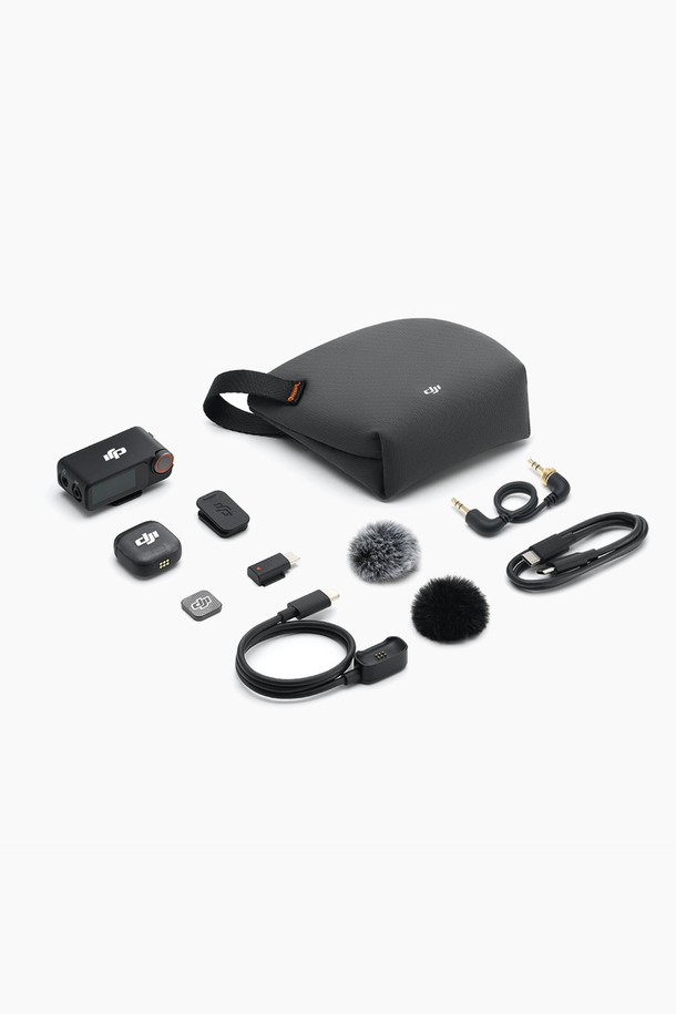 DJI (디제이아이) Mic 3 (1 TX + 1 RX)는 영상 제작 및 녹음을 위한 무선 마이크 시스템입니다. 블랙과 그레이 두 가지 색상으로 제공되며, 플라스틱과 금속 소재를 사용하여 제작되었습니다. 옴니디렉셔널 마이크, 노이즈 캔슬링, 32GB 내장 메모리, 400m 전송 범위, 8-10시간 배터리, 32비트/24비트 오디오, 듀얼 밴드 간섭 방지 등 다양한 기능을 제공합니다. 송신기 1개, 수신기 1개, 충전 케이스, 마그네틱 충전 케이블, 스마트폰 어댑터, 윈드스크린, 마그네틱 클립, 휴대용 가방 등으로 구성되어 있어 편리하게 사용할 수 있습니다. 터치스크린 제어, 블루투스 연결, 자동 게인 조절, 빠른 충전 등의 편의 기능도 갖추었습니다.
