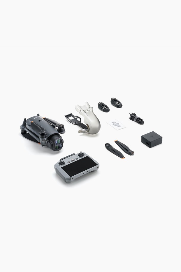 DJI Mavic 4 Pro (DJI 매빅 4 프로)는 항공 촬영, 전문가용, 취미용으로 적합한 드론 카메라입니다. 100MP Hasselblad 메인 카메라, 48MP 중망원 카메라, 50MP 망원 카메라를 탑재하여 뛰어난 화질을 제공하며, 6K/60fps 촬영 및 HDR, 슬로우모션 기능을 지원합니다. 최대 51분 비행, 41km 비행 거리, 90km/h 속도로 비행 가능하며, 옴니디렉셔널 장애물 감지, 자동 귀환, 나이트 비전 등 다양한 기능을 갖추었습니다. 접이식 디자인으로 휴대성을 높였고, 3축 짐벌과 WiFi 6를 지원합니다. 그레이 색상으로 출시되었습니다.
