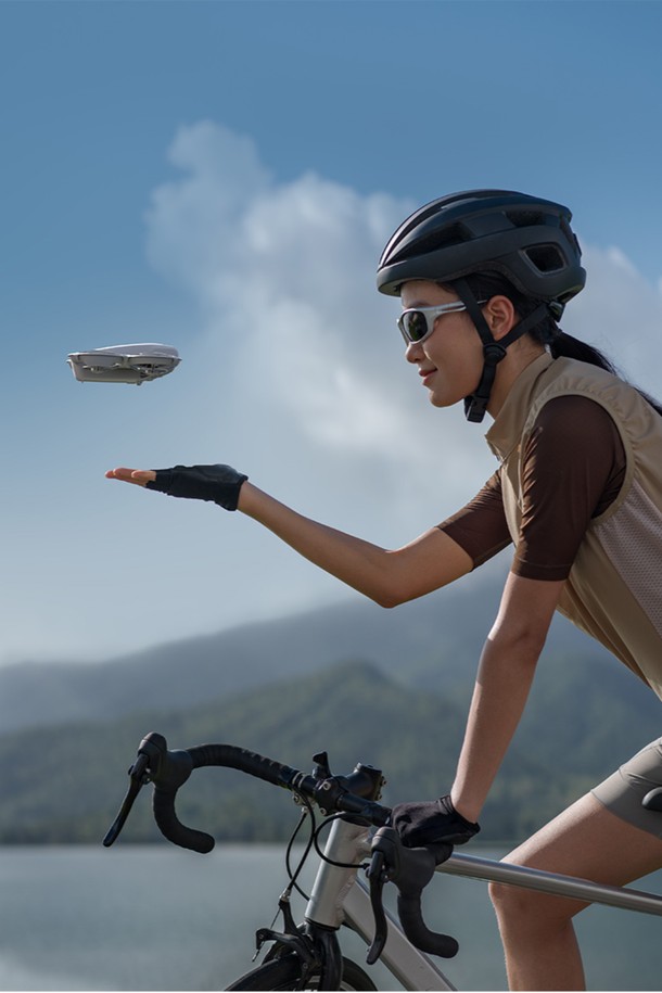 DJI Neo 모션 플라이모어 콤보는 손바닥 제어, Wi-Fi 연결, 음성 제어, 피사체 추적, 안정화 시스템을 갖춘 드론입니다. 1/2인치 센서, 4K 30fps 및 1080p 60/50/30fps 해상도, 117.6도 화각, f/2.8 조리개를 지원하는 카메라로 선명한 영상을 촬영할 수 있습니다. 최대 18분 비행, 2000m 비행고도, 8m/s 풍속 저항, -10~40°C 작동 온도 범위를 제공합니다. 기체, 조종기, 배터리 3개, 충전 허브, 프로펠러 가드, 고글을 포함하며, 브이로그, 레저, 여행, 실내외 촬영에 적합합니다. 22GB 내장 메모리, 무선 사운드 레코딩, 8가지 인텔리전트 촬영 모드를 지원하여 더욱 다채로운 촬영 경험을 선사합니다.
