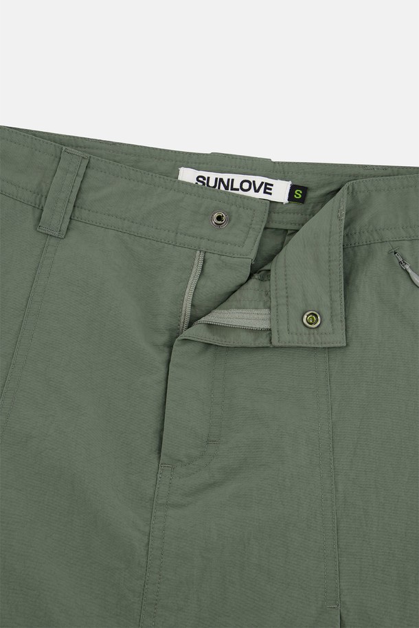 여성 골프 활동에 적합한 나일론 소재의 스포티한 A라인 스포츠 스커트입니다. 가볍고 시원한 여름용 얇은 두께로, 통기성과 흡한속건 기능을 갖춰 쾌적한 착용감을 제공합니다. 카키색 무지 디자인에 이너 팬츠를 포함하고 있으며, 로고 자수 디테일로 포인트를 더했습니다.
