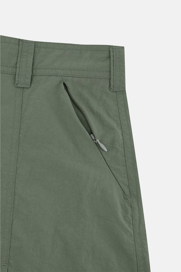 여성 골프 활동에 적합한 나일론 소재의 스포티한 A라인 스포츠 스커트입니다. 가볍고 시원한 여름용 얇은 두께로, 통기성과 흡한속건 기능을 갖춰 쾌적한 착용감을 제공합니다. 카키색 무지 디자인에 이너 팬츠를 포함하고 있으며, 로고 자수 디테일로 포인트를 더했습니다.
