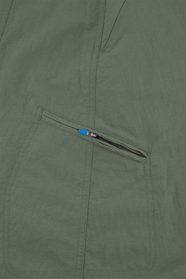 여성 골프 활동에 적합한 나일론 소재의 스포티한 A라인 스포츠 스커트입니다. 가볍고 시원한 여름용 얇은 두께로, 통기성과 흡한속건 기능을 갖춰 쾌적한 착용감을 제공합니다. 카키색 무지 디자인에 이너 팬츠를 포함하고 있으며, 로고 자수 디테일로 포인트를 더했습니다.
