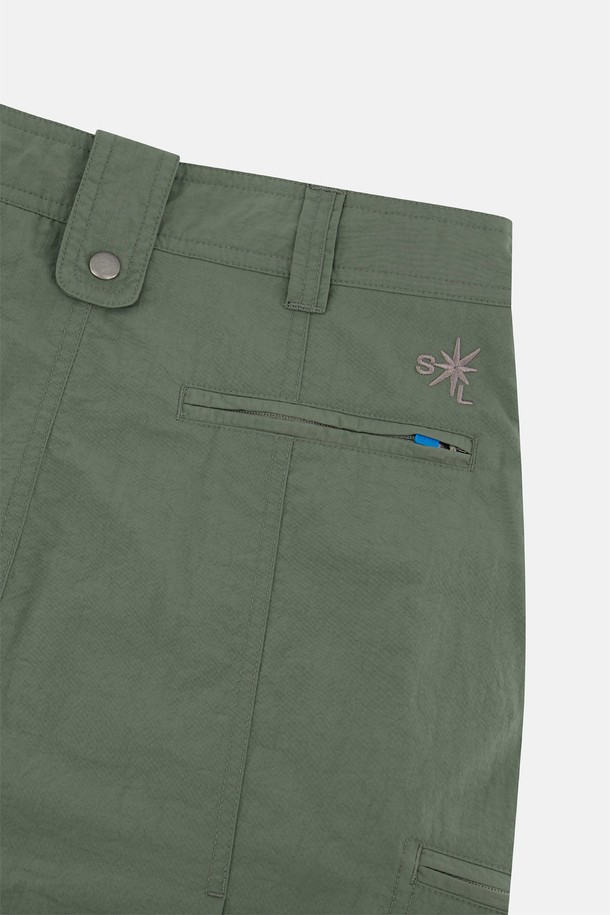 여성 골프 활동에 적합한 나일론 소재의 스포티한 A라인 스포츠 스커트입니다. 가볍고 시원한 여름용 얇은 두께로, 통기성과 흡한속건 기능을 갖춰 쾌적한 착용감을 제공합니다. 카키색 무지 디자인에 이너 팬츠를 포함하고 있으며, 로고 자수 디테일로 포인트를 더했습니다.
