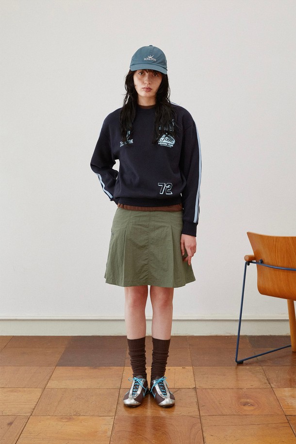 여성 골프 활동에 적합한 나일론 소재의 스포티한 A라인 스포츠 스커트입니다. 가볍고 시원한 여름용 얇은 두께로, 통기성과 흡한속건 기능을 갖춰 쾌적한 착용감을 제공합니다. 카키색 무지 디자인에 이너 팬츠를 포함하고 있으며, 로고 자수 디테일로 포인트를 더했습니다.
