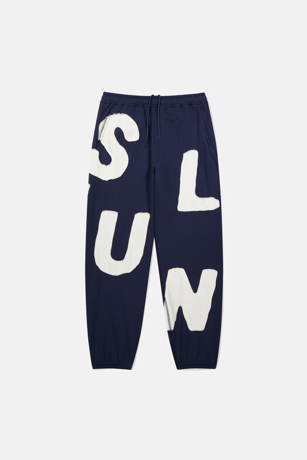 SUNLOVE - 캐주얼팬츠 - Capital Sweatpants Navy