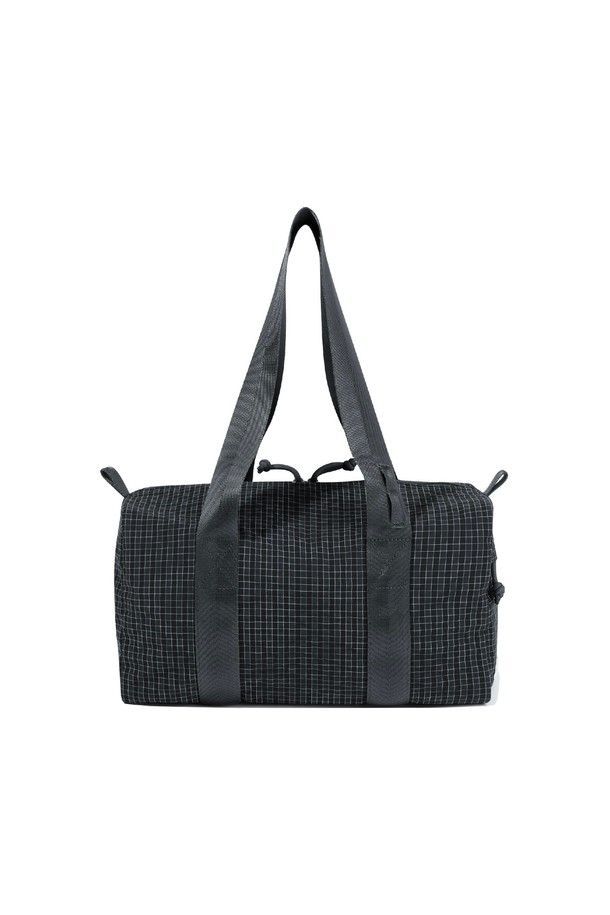 마이크로 더플백 블랙 그리드입니다. 남성 고객을 위한 미디엄 사이즈의 사각 더플백으로, 블랙 색상에 체크 패턴이 돋보입니다. 폴리에스터, 나일론, 레이온 혼방 소재로 제작되었으며, 지퍼형 잠금 방식과 사이드 포켓, 허니콤 안감이 특징입니다. 키링과 루프 디자인 장식이 더해져 캐주얼, 시티보이, 고프코어 스타일을 연출하기 좋으며, 여행, 휴가, 캠핑 등 다양한 TPO에 활용하기 좋습니다. 데이브레이크 심볼 라벨이 부착되어 있습니다.
