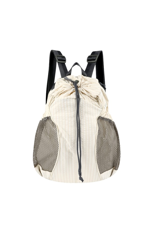 투어러 짐색 아이보리 그리드는 캐주얼, 미니멀, 시티보이 스타일을 추구하는 남성분들을 위한 짐색입니다. 여행룩, 캠핑룩, 산책룩 등 다양한 TPO에 활용하기 좋으며, 폴리에스터와 레이온 혼방 소재로 제작되어 튼튼합니다. 아이보리 컬러 바탕에 체크 무늬가 포인트로 들어가 있으며, 등판 지퍼 포켓과 메쉬 포켓이 있어 수납력을 높였습니다. YKK 지퍼와 데이브레이크 심볼 라벨을 사용하여, 디자인뿐만 아니라 디테일에도 신경 쓴 제품입니다.
