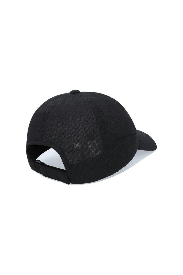 Toray UL Sport Cap Black은 스포츠 활동과 골프를 즐기는 모든 분들을 위한 공용 스포츠캡입니다. 얇고 가벼운 폴리에스터 소재로 제작되어 봄, 여름철 시원하게 착용 가능하며, 뛰어난 통기성과 흡습속건 기능으로 쾌적함을 유지해줍니다. 일본 Toray사의 기능성 원단을 사용하여 제작되었으며, 벨크로 스트랩과 사이즈 조절 기능으로 편안한 착용감을 제공합니다.

