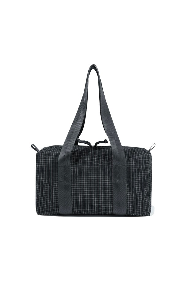 마이크로 더플백 블랙 그리드입니다. 남성 고객을 위한 미디엄 사이즈의 사각 더플백으로, 블랙 색상에 체크 패턴이 돋보입니다. 폴리에스터, 나일론, 레이온 혼방 소재로 제작되었으며, 지퍼형 잠금 방식과 사이드 포켓, 허니콤 안감이 특징입니다. 키링과 루프 디자인 장식이 더해져 캐주얼, 시티보이, 고프코어 스타일을 연출하기 좋으며, 여행, 휴가, 캠핑 등 다양한 TPO에 활용하기 좋습니다. 데이브레이크 심볼 라벨이 부착되어 있습니다.
