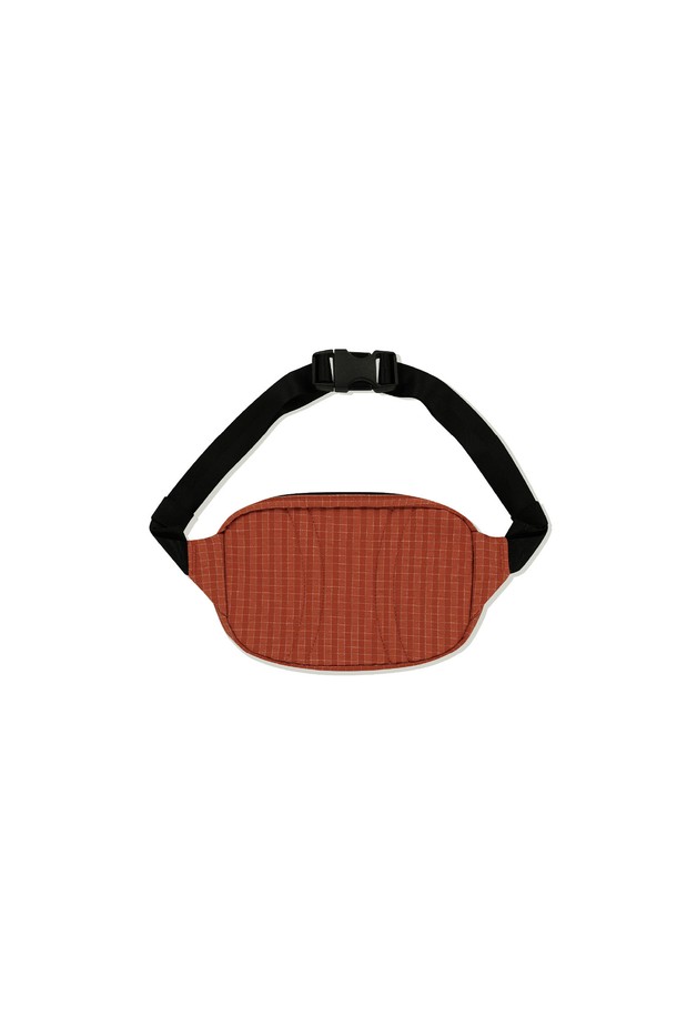 오렌지, 브라운 컬러의 Pebble 웨이스트백입니다. 폴리에스터, 나일론, 레이온 소재에 체크 패턴과 심볼 라벨 디자인이 돋보이며, 미디엄 사이즈의 반원형 웨이스트백입니다. 지퍼형 잠금 방식과 허니콤 배색 안감을 적용하여 실용성을 더했으며, 남녀 모두 착용 가능한 유니섹스 디자인입니다.
