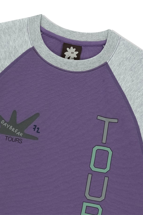 보라색과 그린 컬러가 돋보이는 Doodle S/S 크루넥 스웻셔츠입니다. 면 73%와 폴리에스터 27% 혼방 소재로 제작되어 부드럽고 유연한 촉감을 제공하며, 봄, 여름 시즌 스포츠 및 캐주얼 스타일 연출에 적합합니다. 반소매 디자인에 밑단과 소맷단 밴딩, 사이드 밴딩, 포켓 디테일이 더해져 활동성을 높였습니다. 베트남에서 제조되었습니다.
