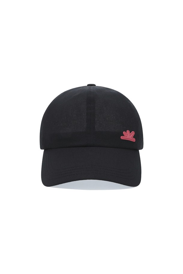 Toray UL Sport Cap Black은 스포츠 활동과 골프를 즐기는 모든 분들을 위한 공용 스포츠캡입니다. 얇고 가벼운 폴리에스터 소재로 제작되어 봄, 여름철 시원하게 착용 가능하며, 뛰어난 통기성과 흡습속건 기능으로 쾌적함을 유지해줍니다. 일본 Toray사의 기능성 원단을 사용하여 제작되었으며, 벨크로 스트랩과 사이즈 조절 기능으로 편안한 착용감을 제공합니다.
