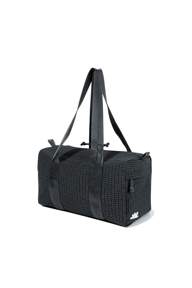 마이크로 더플백 블랙 그리드입니다. 남성 고객을 위한 미디엄 사이즈의 사각 더플백으로, 블랙 색상에 체크 패턴이 돋보입니다. 폴리에스터, 나일론, 레이온 혼방 소재로 제작되었으며, 지퍼형 잠금 방식과 사이드 포켓, 허니콤 안감이 특징입니다. 키링과 루프 디자인 장식이 더해져 캐주얼, 시티보이, 고프코어 스타일을 연출하기 좋으며, 여행, 휴가, 캠핑 등 다양한 TPO에 활용하기 좋습니다. 데이브레이크 심볼 라벨이 부착되어 있습니다.
