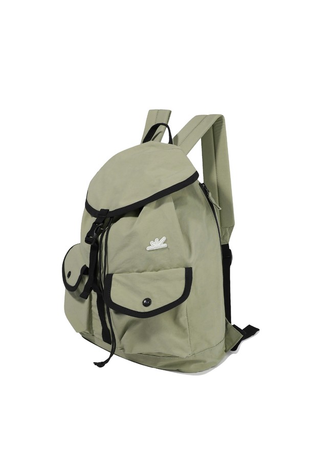 Explorer 데이팩 카키는 남성용 가방으로, 코튼과 나일론 소재를 혼합하여 제작된 미디엄 사이즈의 데이팩입니다. 무지 패턴에 버클, 지퍼, 스트링, 루프 등의 디자인 장식이 돋보이며, 사이즈 조절이 가능합니다. 사각 형태의 가방으로 메인 포켓 덮개, 측면 지퍼, 키링 루프 등의 특징을 갖추고 있으며, 버클형, 지퍼형, 조임용 끈으로 잠금 방식을 제공합니다. 일상 및 여행에 적합하며, 데이브레이크 심볼 라벨이 부착되어 있습니다. 여행룩, 캠핑룩 등 캐주얼, 미니멀, 시티보이 스타일을 즐기는 분들에게 추천합니다.
